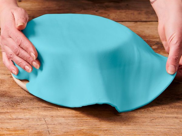 FunCakes Ausgerollte Rollfondant-Decke baby blue, Durchmesser 36cm – Bild 3