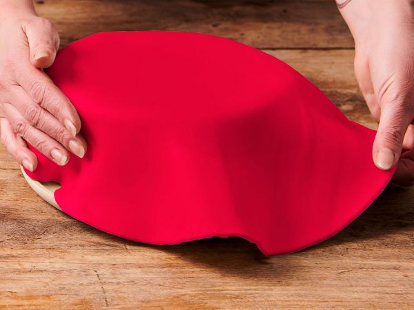 FunCakes Ausgerollte Rollfondant-Decke fire red, Durchmesser 36cm – Bild 3
