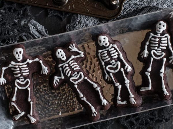 Nordic Ware Backform Spooky Skeleton Cakelet – Bild 3