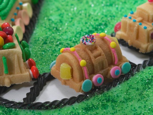 Nordic Ware Train Cake Pan – Bild 3