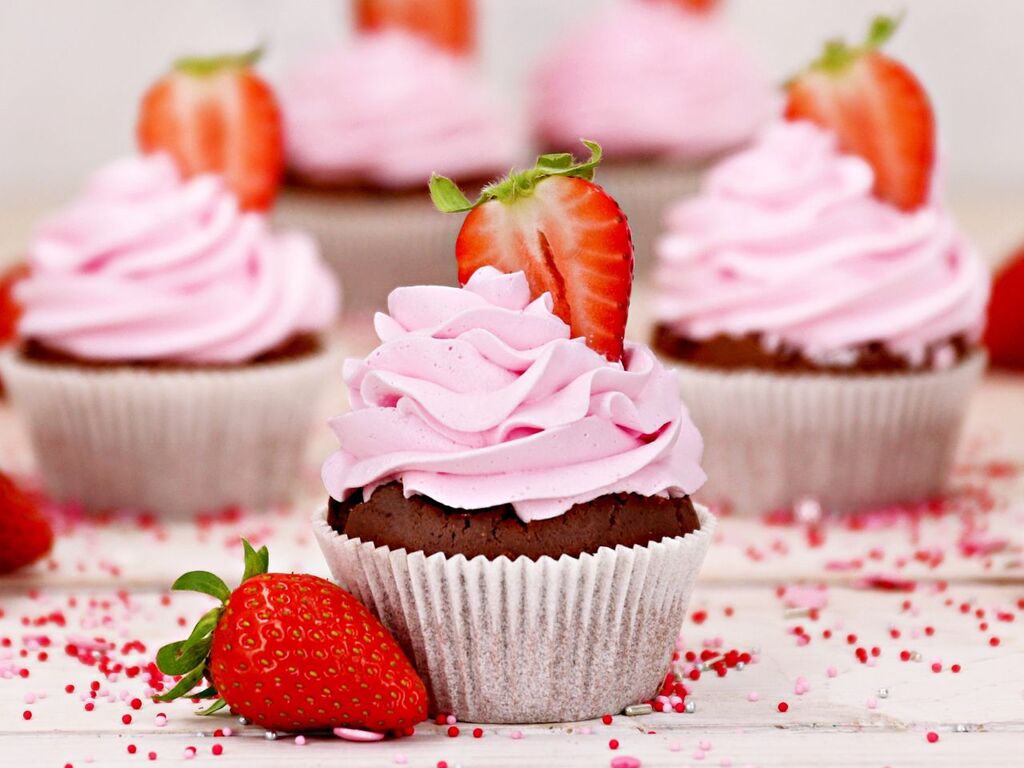 CM Fluffy Icing Cream Strawberry, 900g